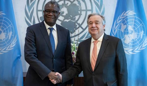 FNs generalsekretær, Antonio Guterres, til højre, møder Nobels fredsprisvinder Denis Mukwege i 2019. Foto: UN Photo/Evan Schneider.